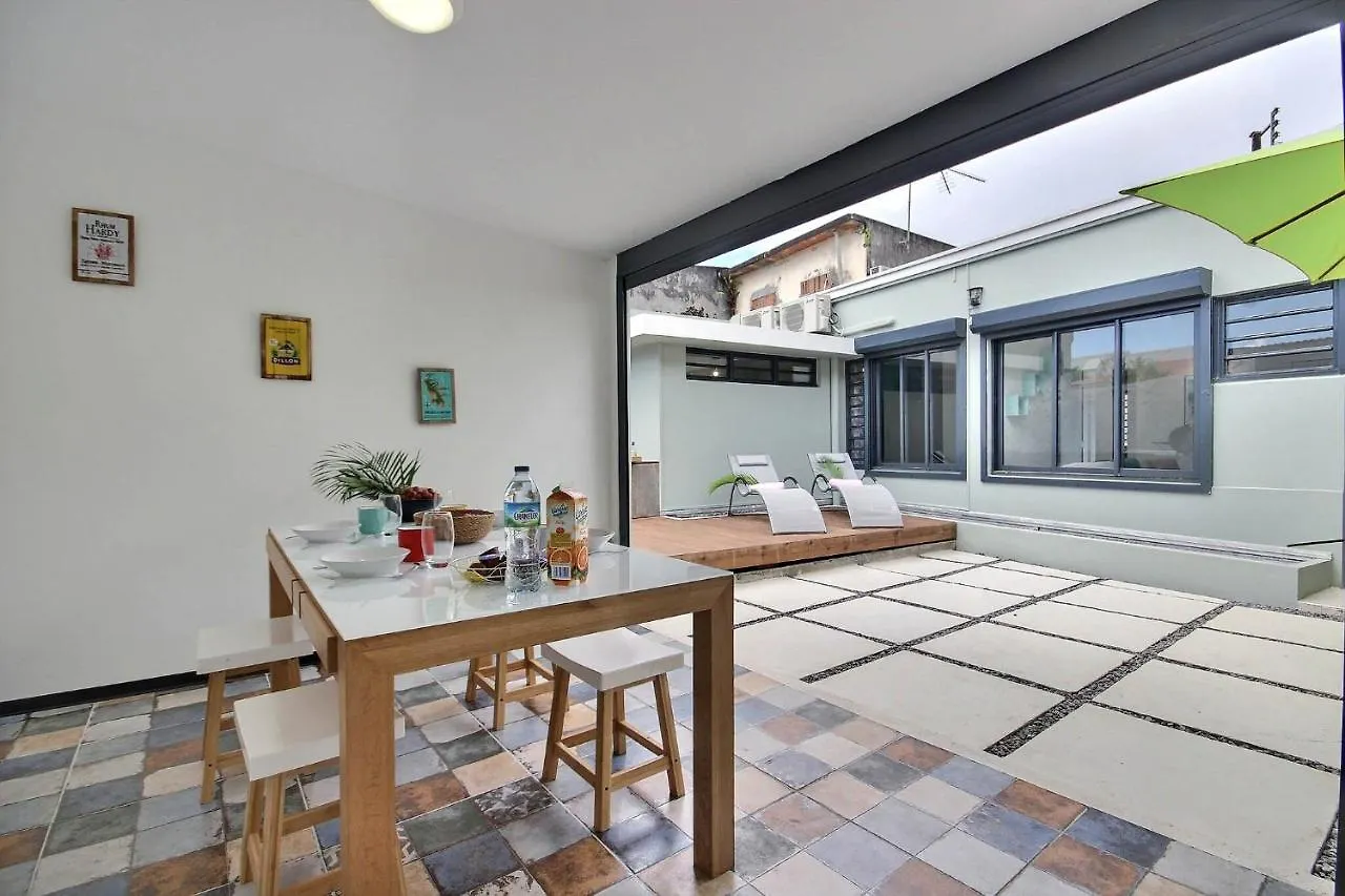 Maison de ville atypique avec piscine, mer à 100m, 2 chambres Saint-Pierre Casa vacanze