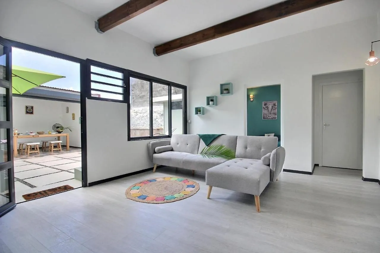 Casa vacanze Maison de ville atypique avec piscine, mer à 100m, 2 chambres Saint-Pierre